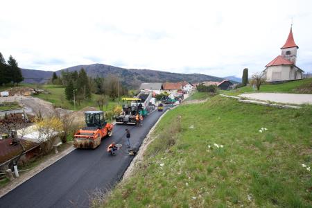 ASFALTIRANJE CESTE SKOZI SELŠČEK 08 FOTO LJUBO VUKELIČ